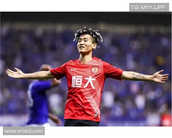 大手笔！成都蓉城本月初次在韦世豪和严鼎皓的协助下成功截胡中超冠戎行中心外援，让徐正源乐开花